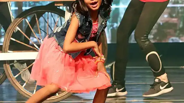 Aaradhya Bachchan steal hearts with her mom alike expressions in a Hindi speech viral video: