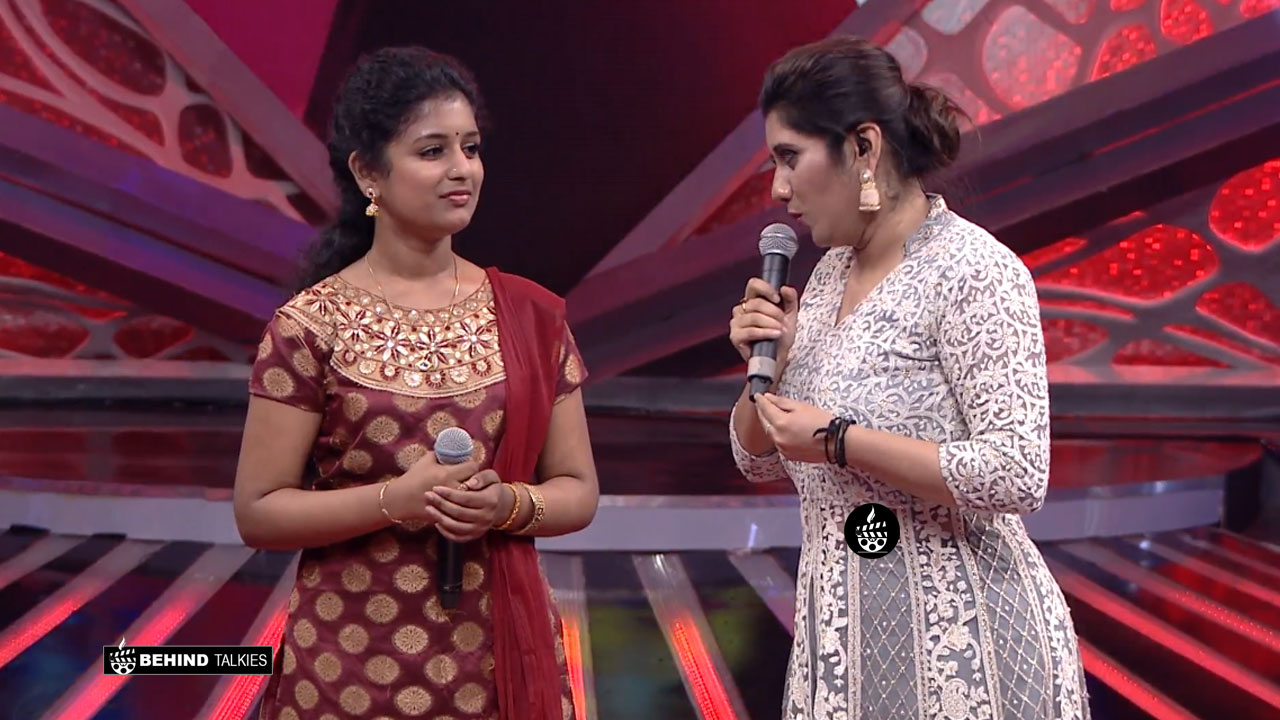 Chinmaiyi and Priyanka in Super Singer Set